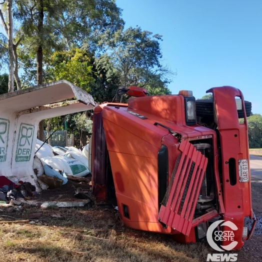 Carreta tomba na PR 488, entre Santa Helena e Diamante D