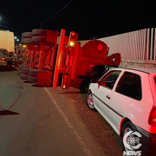 Carreta carregada com 30 toneladas de ração tomba em São Miguel do Iguaçu