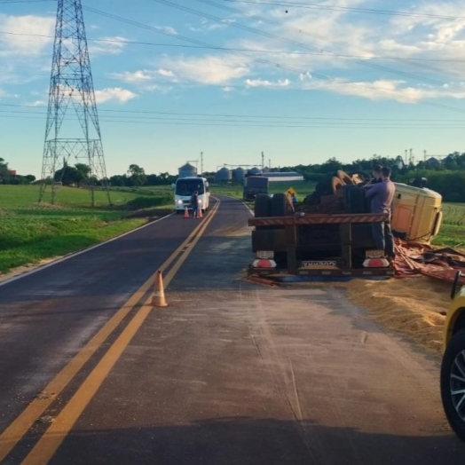 Carreta tomba na PR-488 em Vera Cruz do Oeste