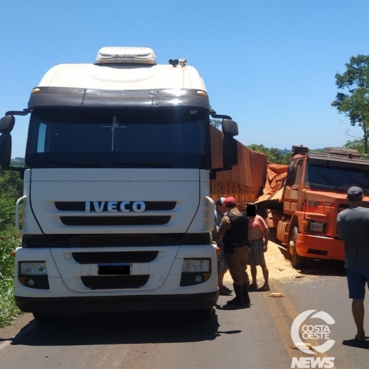 Carretas se envolvem em acidente na PR 488 e bloqueiam pista em Diamante do Oeste (vídeo)