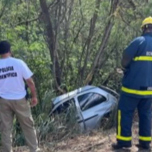 Carro atinge árvore, cai em ribaceira e motorista morre na PR-182, em Palotina