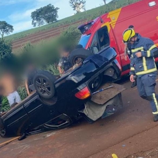 Carro capota na PR-497 em São Miguel do Iguaçu