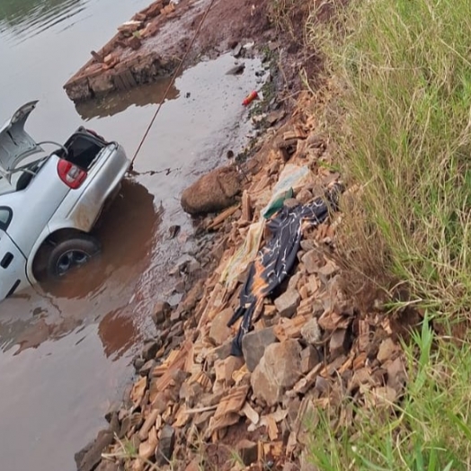 Carro de jovem desaparecido é encontrado submerso em lago