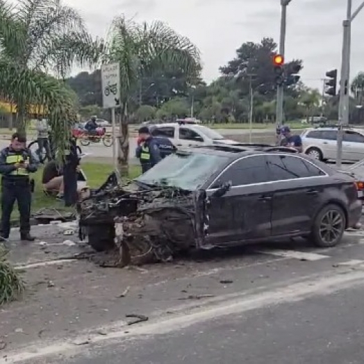 Carro de luxo tem motor arrancado após bater em duas árvores e capotar na Linha Verde