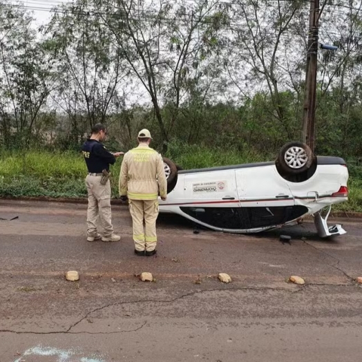 Carro de Secretaria de Saúde capota na BR-277 e cinco pessoas ficam feridas, no Paraná