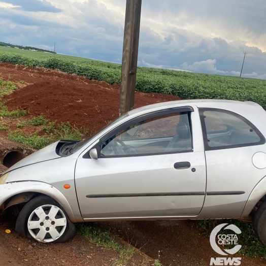 Carro é abandonado após bater em poste, no interior de Santa Helena