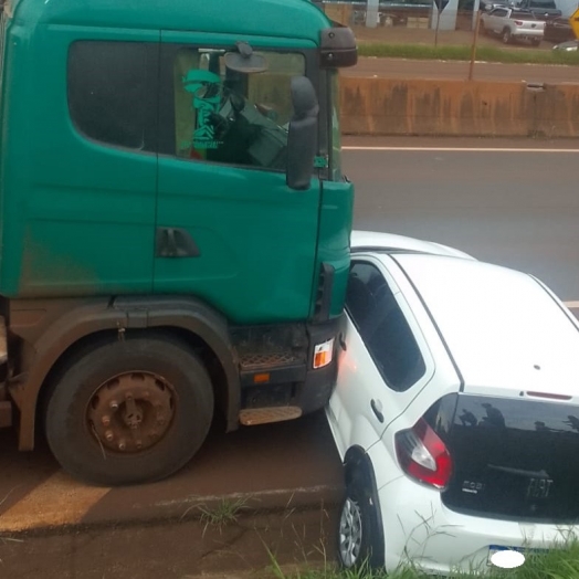 Carro é arrastado por carreta na BR-277 em Medianeira; veja o vídeo