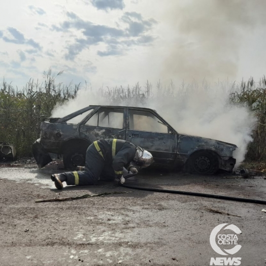 Carro fica totalmente destruído após pegar fogo, no interior de Santa Helena