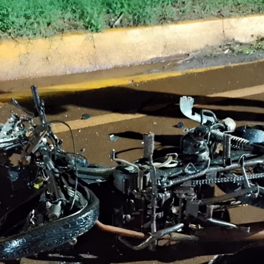 Carro invade contramão e motociclista morre na colisão, em Itaipulândia