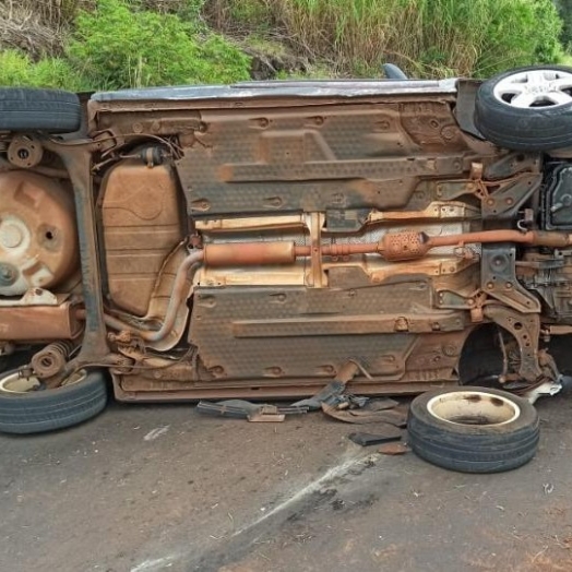 Carro tomba após roda travar em curva na PR-317 em Ouro Verde do Oeste