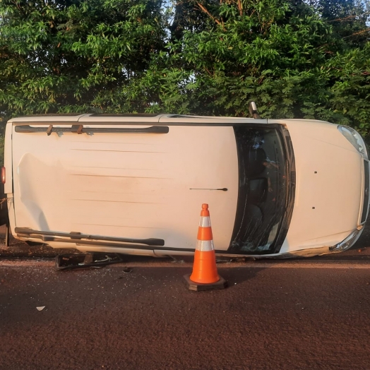 Carro tomba na PR-497 entre São Miguel do Iguaçu e Itaipulândia