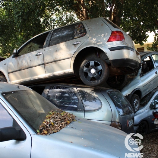 Inicia a remoção de carros e motocicletas do pátio da Delegacia de Santa Helena