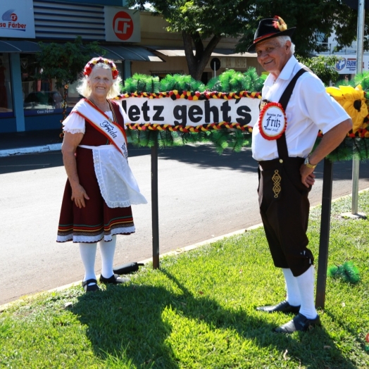 Casal Fritz e Frida da Deutsches Fest visita comércio em Missal