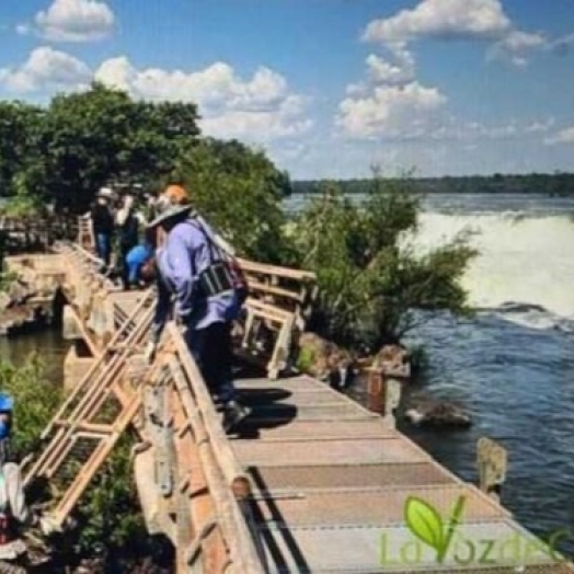 Cataratas da Argentina interdita passarela por causa do aumento na vasão do Rio Iguaçu nesta quarta