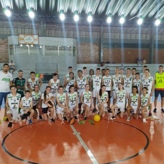 Cerca de 50 alunos participam do Festival das Escolinhas de Basquetebol em Missal