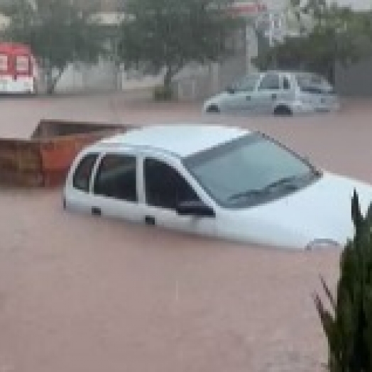 Chuva forte alaga centro de Foz do Iguaçu e causa transtornos no trânsito