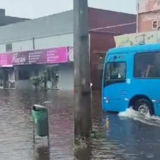 Chuva intensa provoca alagamentos em vários pontos da cidade nesta quinta (21)