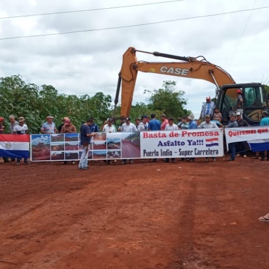 Clima tenso: manifestantes fecham Puerto Índio no Paraguai e impedem entrada e saída de caminhoneiros