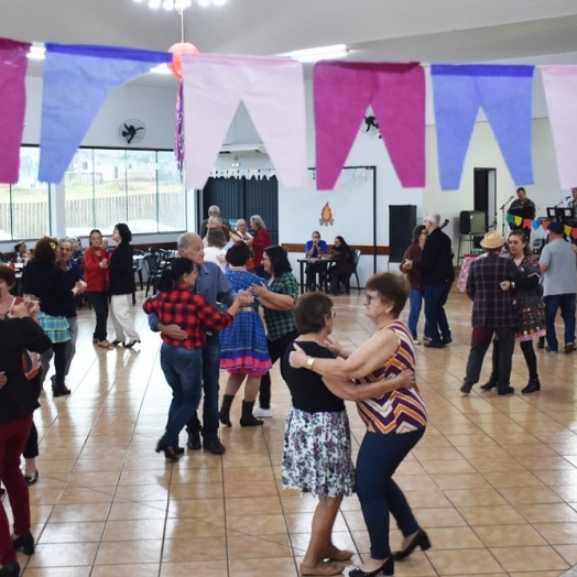 Clubes da Terceira Idade festejam São João com muita alegria, em São Miguel do Iguaçu