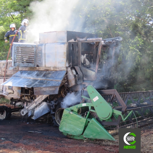 Colheitadeira é parcialmente destruída pelo fogo em Santa Helena