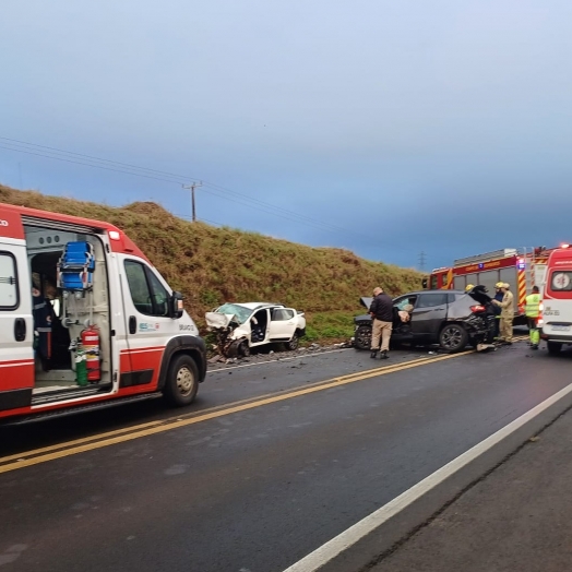 Colisão entre dois carros deixa um morto e dois feridos na manhã deste domingo (14) na BR 277, em Guarapuava