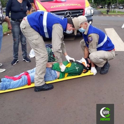 Colisão entre moto e carro deixa rapaz ferido no centro de Medianeira