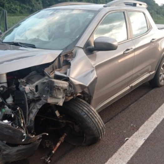 Colisão lateral entre Fiat Toro e Subaru Impreza deixa um ferido na BR-277