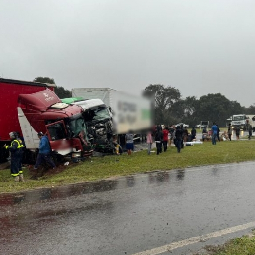 Colisão transversal na BR-277 deixa três feridos e cargas são saqueadas