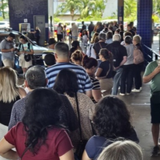 Com apenas um guichê da PF, paraguaios reclamam de fila para cruzar a fronteira