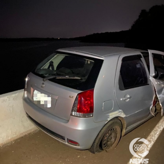 Condutor abandona carro após acidente sobre a ponte, em Santa Helena