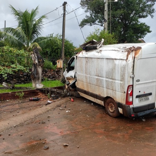 Condutor de Van perde o controle e colide veículo em poste no interior de Santa Helena