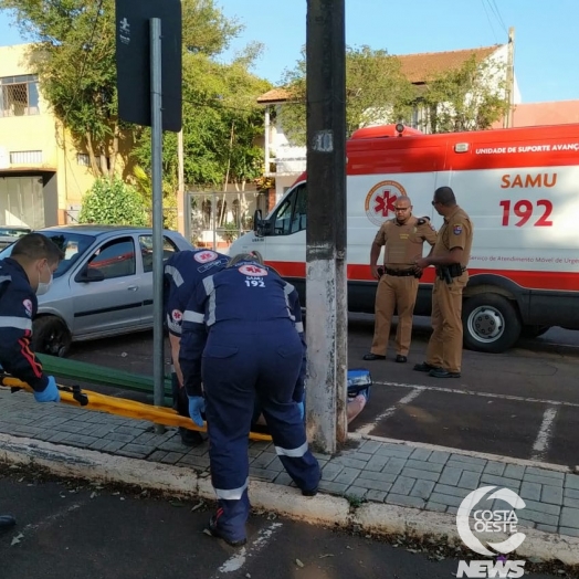 Condutora perde o controle da direção e colide em poste no centro de Santa Helena