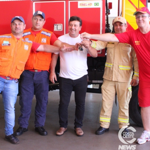 Corpo de Bombeiros de Santa Helena recebe novo caminhão Auto Bomba Tanque Florestal