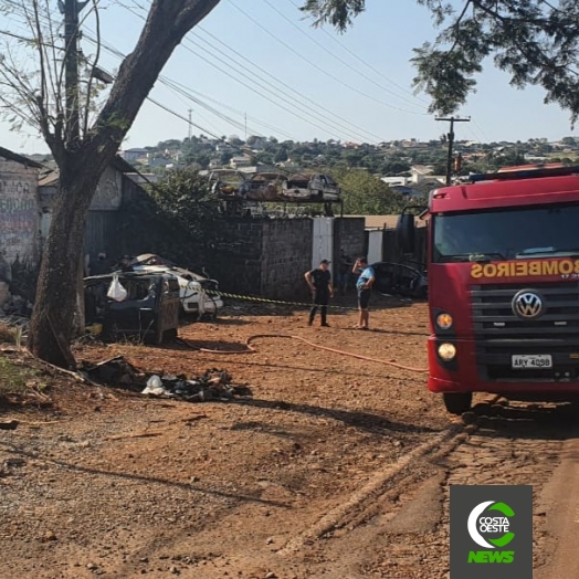 Corpo de Bombeiros de São Miguel controla incêndio em ferro velho