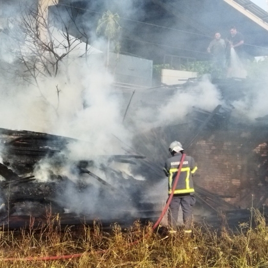 Corpo de Bombeiros de São Miguel é acionado para combater incêndio no Parque Industrial