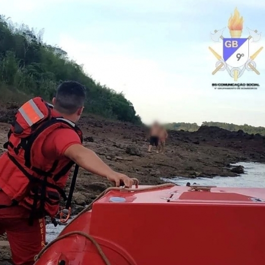 Corpo de Bombeiros resgata amigos que nadaram no Rio Paraná até a ilha Acaraí