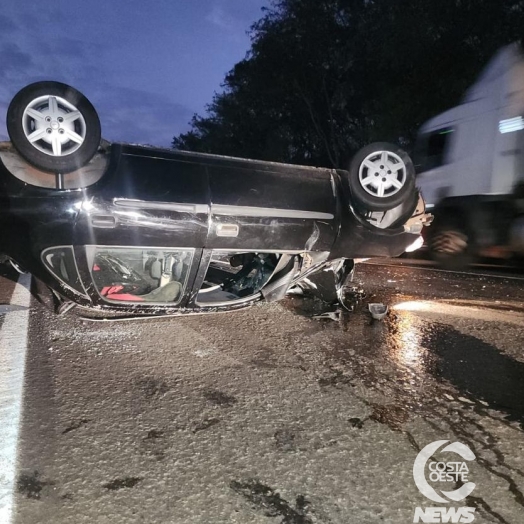 Corsa capota após colidir com carreta ba BR-277