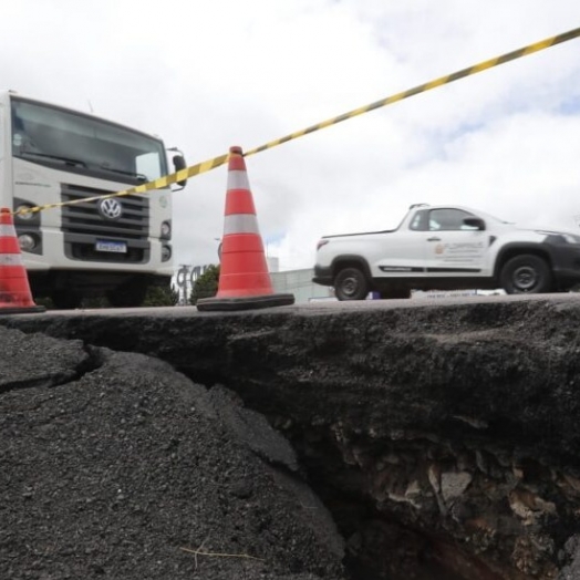 Cratera se abre na BR-277, em Curitiba, e interdita parte da pista