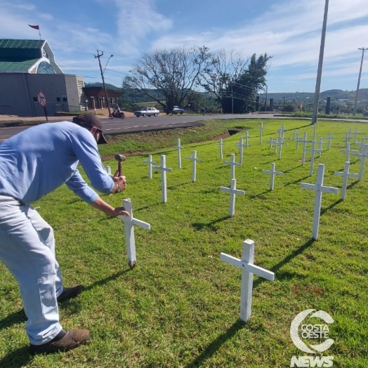 Cruzes em homenagem aos mortos na BR-277 em São Miguel do Iguaçu são instaladas no trevo de saída para Medianeira