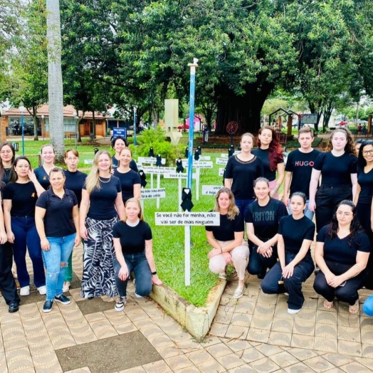 Cruzes são fixadas na praça central de Santa Helena em ação que busca o combate à violência contra a mulher