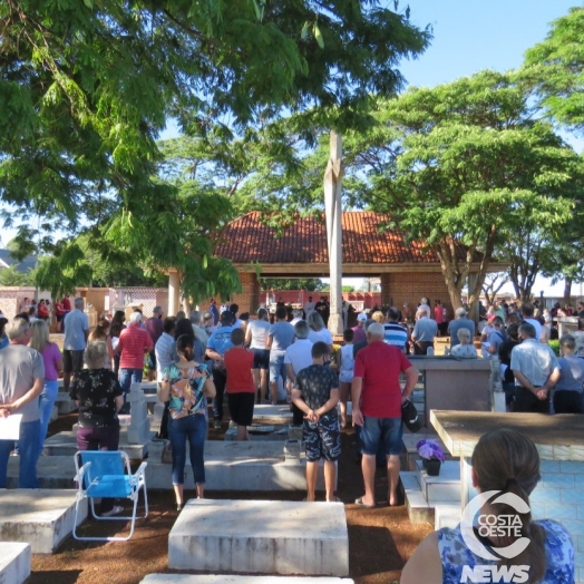 Culto ecumênico reúne centenas de fiéis no Cemitério Municipal em Santa Helena