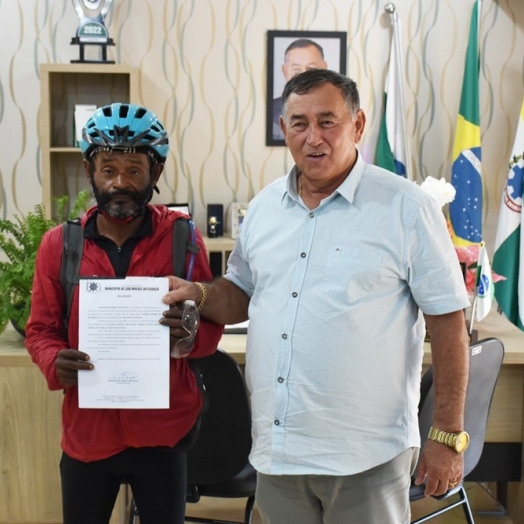 De passagem por São Miguel do Iguaçu, ciclista que viaja o mundo pedalando faz visita à prefeitura