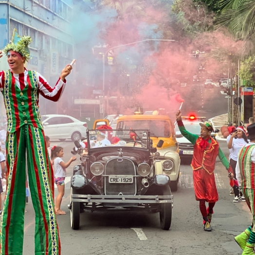 Decoração especial de Natal ilumina a Avenida Brasil em Foz