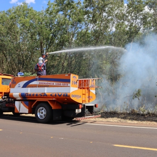 Defesa Civil combate incêndio em Santa Helena às margens da PR 317