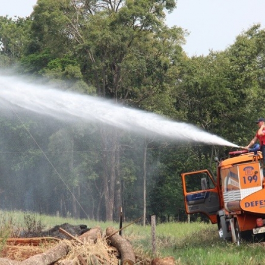 Defesa Civil combate incêndio na linha Dona Oliva, em Santa Helena