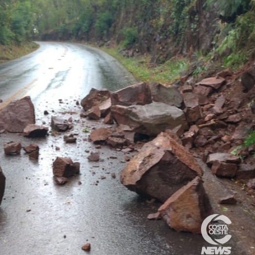 Deslizamento de pedras interdita meia pista na PR 488, em Diamante do Oeste