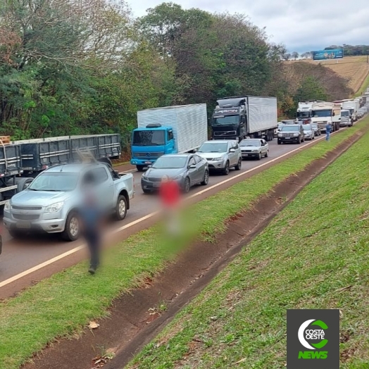 Destombamento de carreta gera fila extensa na BR-277 em São Miguel do Iguaçu