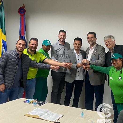 Diretores de Itaipu participam de entrega de escavadeira hidráulica em Medianeira