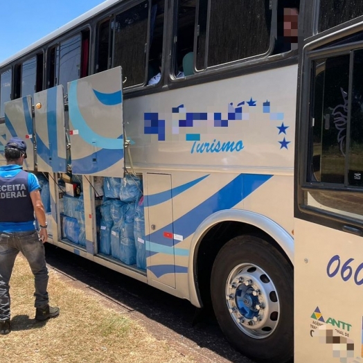 Dois Ônibus carregados com mercadorias irregulares foram retidos pela Receita Federal