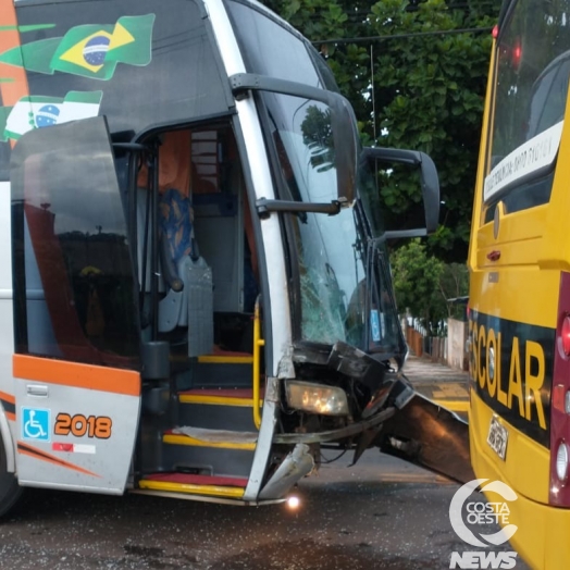 Dois ônibus se envolvem em acidente em Santa Helena